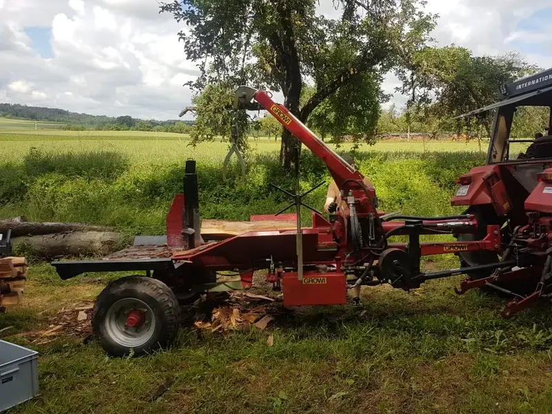 Spalter im Einsatz mit Holz